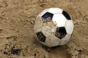 华体会在线下载-足球场地环境改善行动在多个城市展开，足球场改造施工方案